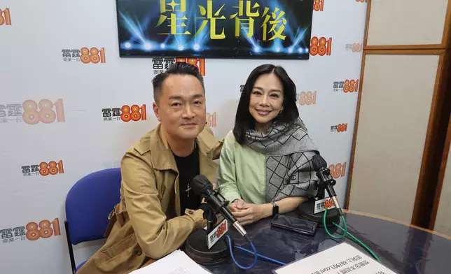 陳松伶接受《星光背後》節目主持梁泰來訪問。