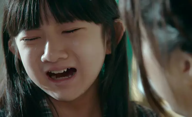 但當佢知道佢爸爸當初對自己好，都只係睇錢份上時，佢即時崩潰爆喊，好慘。