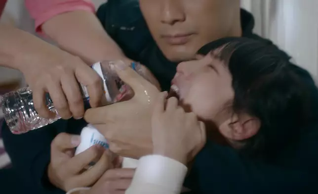 呢幕拍得好逼真，慜慜話最感謝幕後為咗顧及佢嘅安全同舒適度，寧願嘥時間拍多幾Take做好效果，都唔想整親佢，好有愛呀！