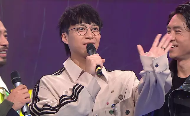 坤哥正式挑戰前畀Eric同埋森美輪流笠高帽，搞到佢好開心。