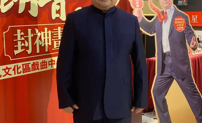 粵劇新晉丑生王郭啟輝以北韓領導人金正恩造型與大家見面。