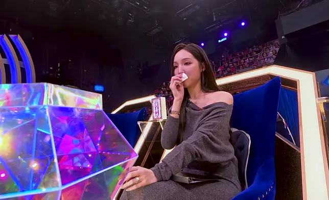 海兒亦觸動落淚。