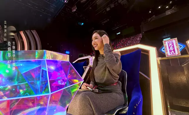 海兒一邊撳燈一邊甜笑。