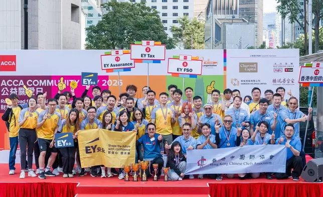 ACCA香港分會會長鄭傑燊與一眾獲獎隊伍合照。