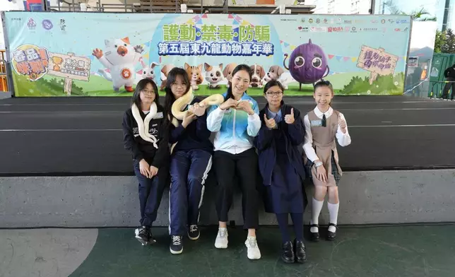 東九龍總區指揮官謝翠恩(中)和參加活動的少年人合照。警方圖片