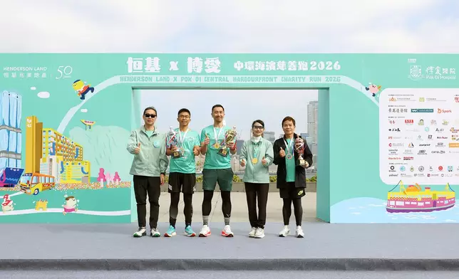 黃曉君（右二）及黃浩明（左一）頒獎。