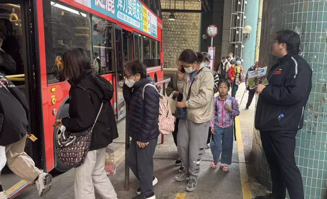 安全帶新修訂規例生效，當局在巴士站加強宣傳。運輸署FB圖片