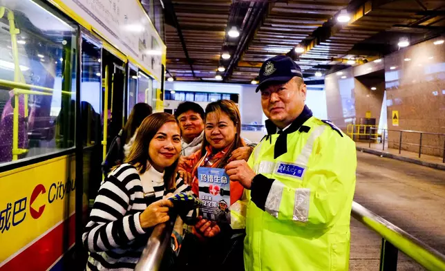 強制安裝和佩戴安全帶新規定25日起生效，警方當日於多區大型交通交匯處及旅客乘車熱點加強宣傳。