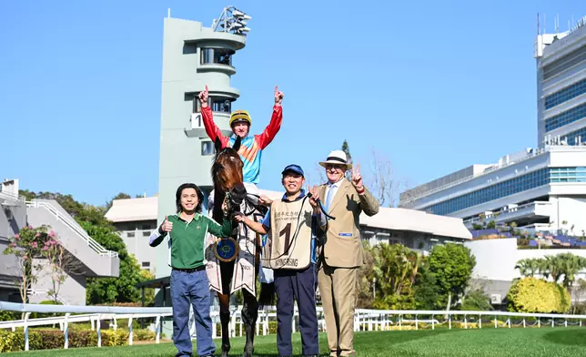 「嘉應高昇」25日輕鬆贏得一級賽百週年紀念短途盃（1200米），成功追平傳奇馬王「精英大師」塵封近21年的17連勝香港紀錄。馬會提供圖片