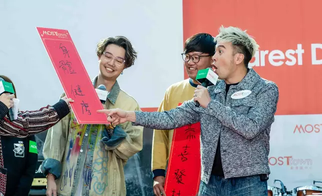 簽唱會上，Dear Jane除了獻唱其大熱歌曲，亦與歌迷大玩揮春遊戲。