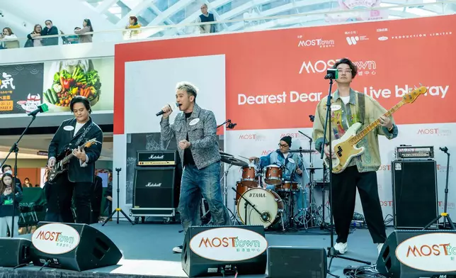 簽唱會上，Dear Jane除了獻唱其大熱歌曲，亦與歌迷大玩揮春遊戲。