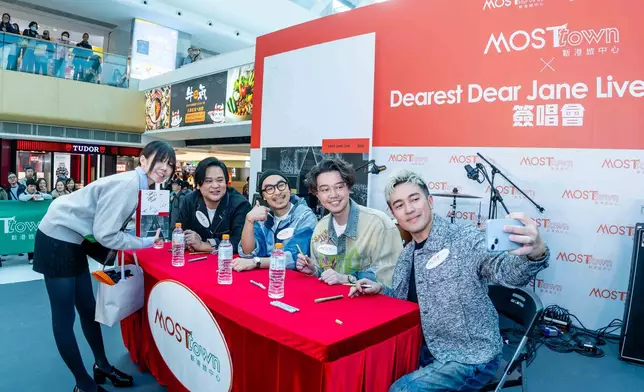 活動尾聲，Dear Jane與現場觀眾大合照，並進行Blu-ray簽名環節，為活動劃上完美句號。