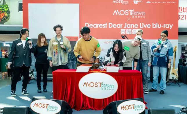 簽唱會上，Dear Jane除了獻唱其大熱歌曲，亦與歌迷大玩揮春遊戲。