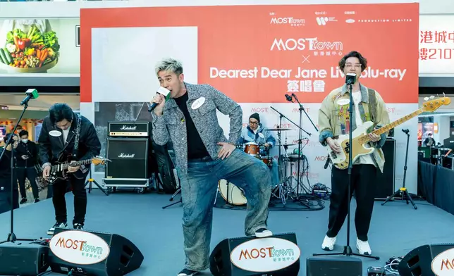 簽唱會上，Dear Jane除了獻唱其大熱歌曲，亦與歌迷大玩揮春遊戲。