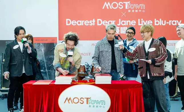 簽唱會上，Dear Jane除了獻唱其大熱歌曲，亦與歌迷大玩揮春遊戲。