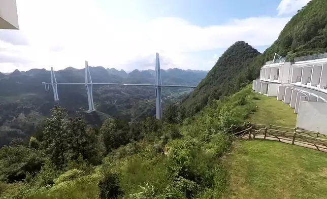 有「天空之橋」之稱的平塘大橋。