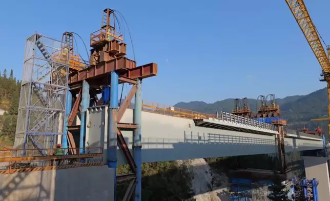 平塘大橋建造過程，歷時約3年。