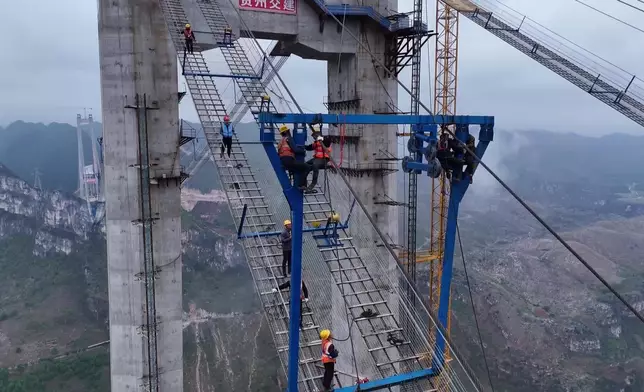 平塘大橋建造過程，歷時約3年。