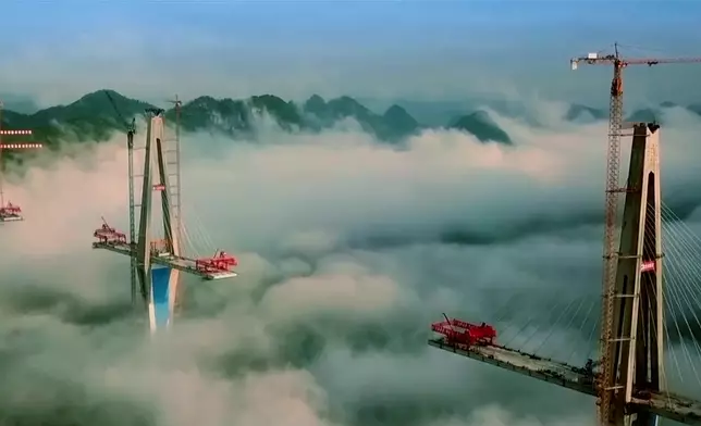 平塘大橋建造過程，歷時約3年。