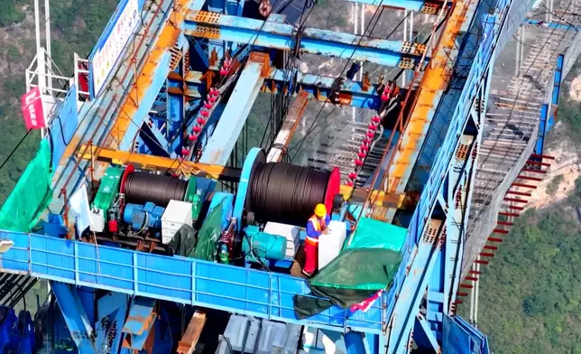 大橋工程技術團隊用各種「秘密武器」，加快建橋速度。