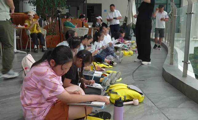 Janis採訪當日，遇到一班來自北京嘅小學生，佢哋專誠由北京嚟呢度寫生兼欣賞美景。