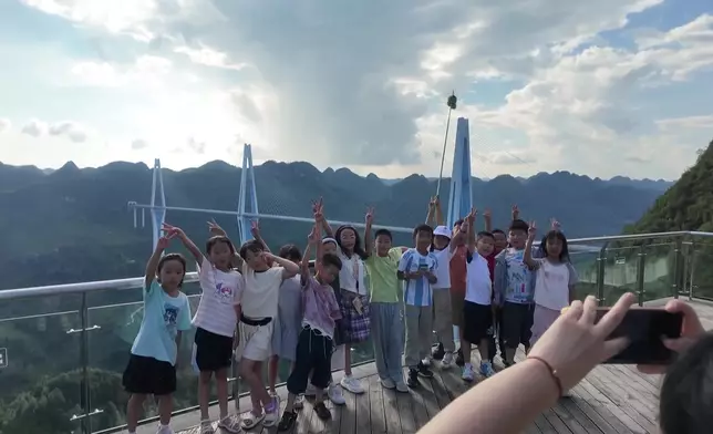 Janis採訪當日，遇到一班來自北京嘅小學生，佢哋專誠由北京嚟呢度寫生兼欣賞美景。