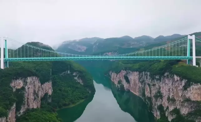 去年9月落成，超過200層樓高（625米）的花江峽谷大橋。