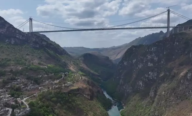 去年9月落成，超過200層樓高（625米）的花江峽谷大橋。