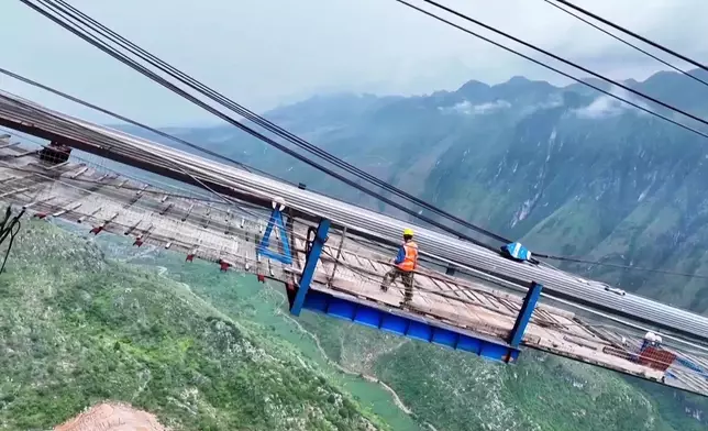 建造過程一啲都唔容易。