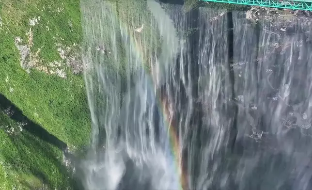 有冇諗過一座畀車輛通行嘅大橋，竟然同時可以玩滑翔傘，同埋欣賞水瀑布？