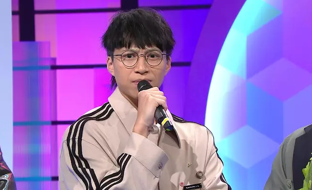 個樣唔單止苦惱，仲要眼泛淚光。