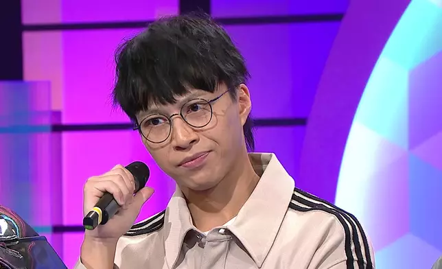 個樣唔單止苦惱，仲要眼泛淚光。