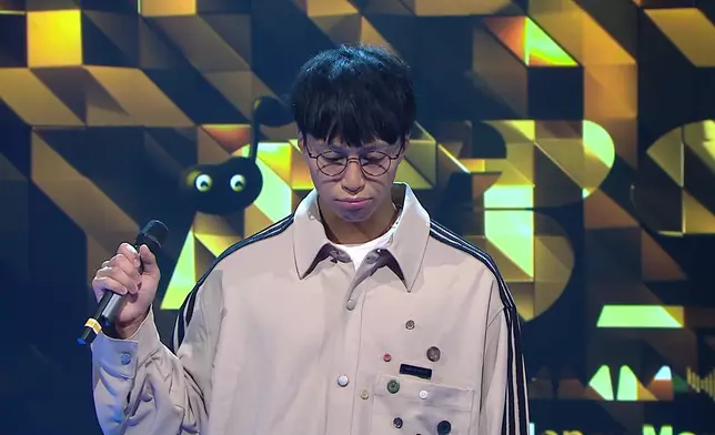 唱歌前，坤哥都有好多搞怪小動作，呢個係玩嘴唇。