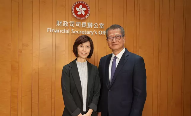 財政司司長陳茂波（ 右）、《巴士的報》總編輯李彤（左) (巴士的報攝)