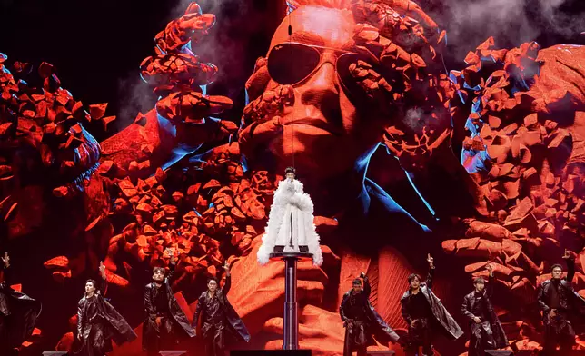 陳小春（小春）日前於澳門舉行「生旦淨末丑」個人巡迴演唱會，澳門站為第24場。演唱會以戲曲角色貫穿其多元人生階段，舞台設計立體豐富。