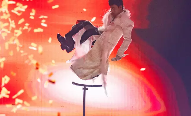 開場小春即以威吔氣勢降落，勁歌熱舞點燃全場。