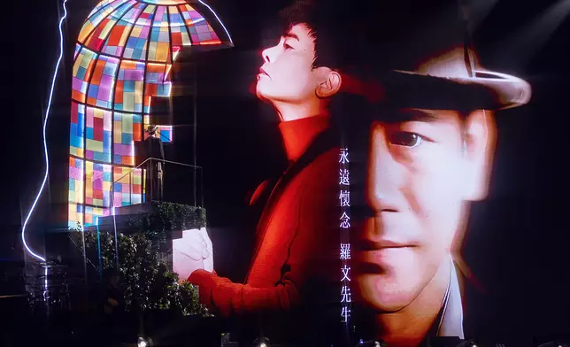 演出中，他特設環節向恩師羅文致敬，獻唱《親情》時播出早年片段，感念提攜之恩，更坦言年少時曾「有負於他」，但永記師情。