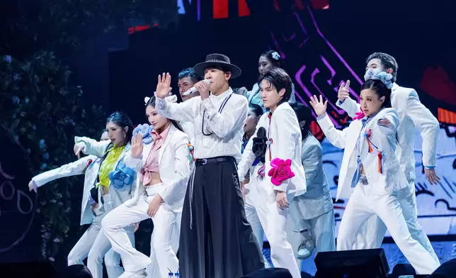 被問到香港演出，他表示鍾情中環海濱場地，但需等待合適時機。