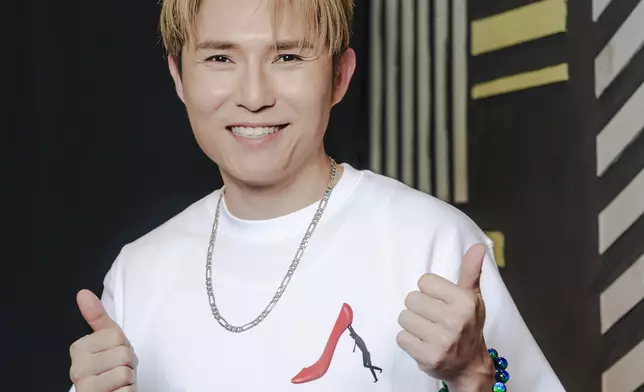 實力唱將劉威煌近日加盟爆炸戲棚長壽音樂劇《小男人周記》，作期間限定特邀演出，飾演經典小男人梁寬，首演場已於上周順利完成，獲觀眾好評。