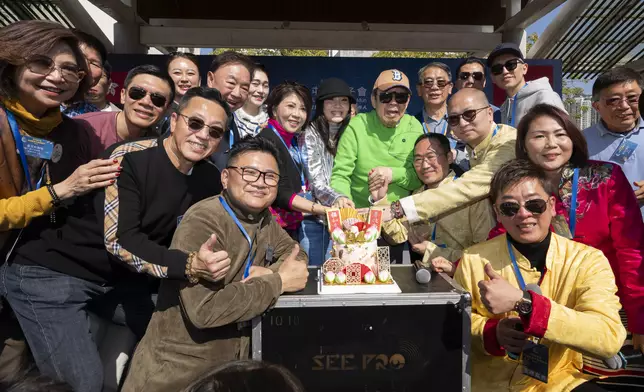 適逢修哥壽辰，大會驚喜送上生日蛋糕，全場千人齊唱生日歌，將氣氛推向高潮。