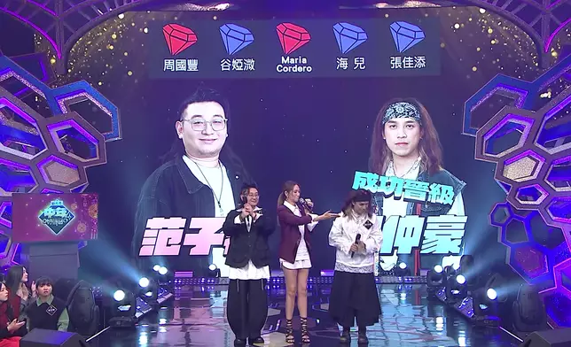 最終鄭仲豪以1燈險勝范子睿，成功晉級。