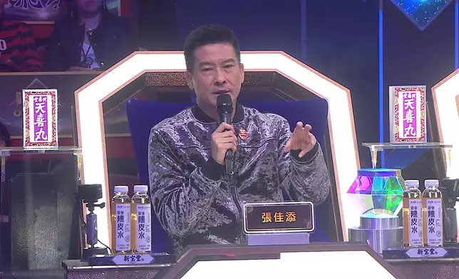 1張佳添更大撐：「佢一企出嚟擘大口，我瞌埋眼都知呢個係哲宏，呢樣嘢其實係好值錢，呢首歌絕對唔易唱…我好佩服你去到呢個年紀仲有咁多中氣，你令到我覺得人生好有希望！」