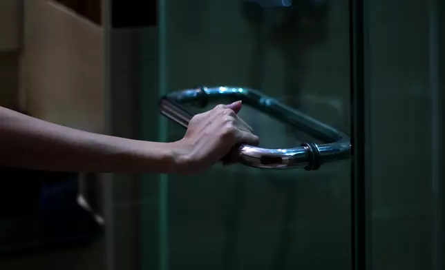 失眠族可嘗試「暗房沐浴」助眠法，低光配合溫水或有助入睡。Getty設計圖片