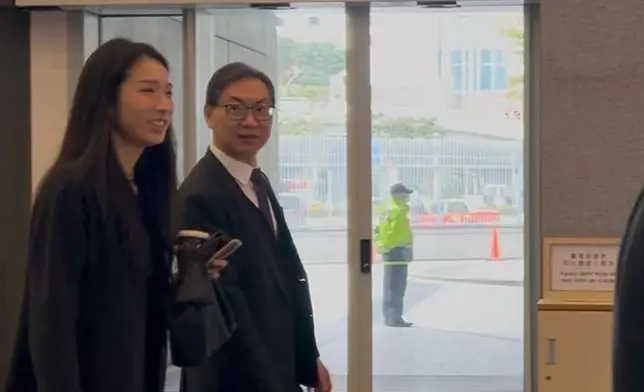 江旻憓(左)。巴士的報記者攝