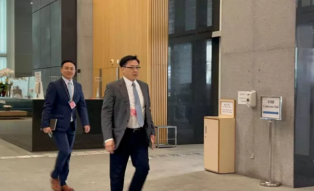 何君堯(前)。巴士的報記者攝