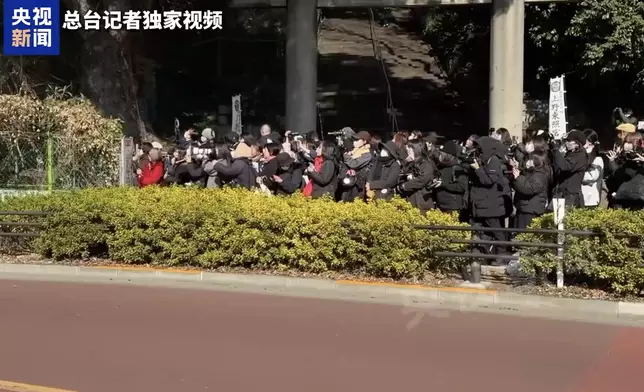 大熊貓曉曉和蕾蕾從日本啟程回國，不少民眾沿途送別。央視新聞