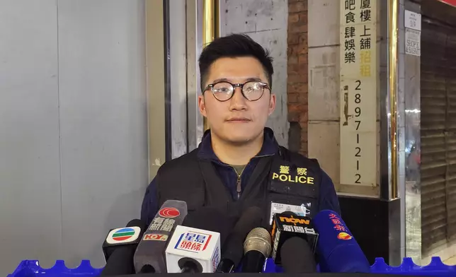 警方油尖警區特別職務隊督察麥啟添向傳媒簡報案情。