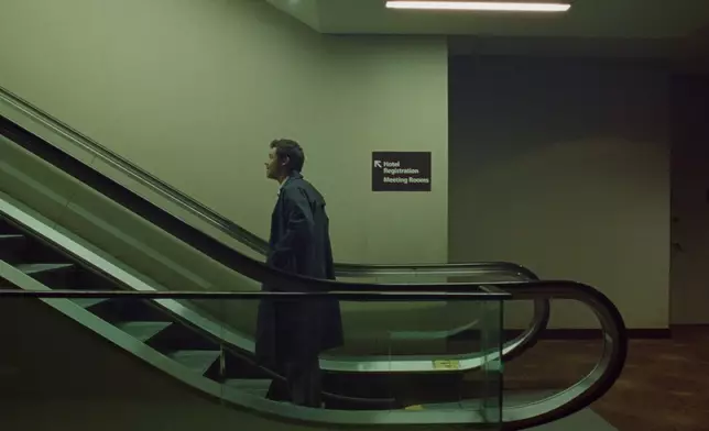 Harry Styles推出全新主打單曲《Aperture》。