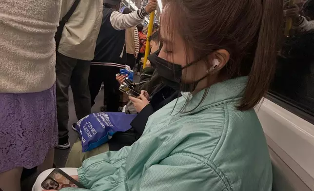 梁敏巧搭地鐵被偷拍。