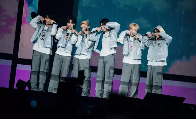 NCT WISH和粉絲NCTzen WISH互相示愛。主辦單位提供圖片